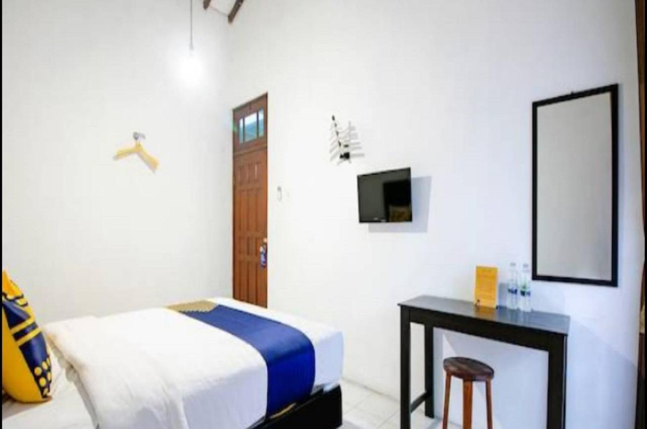 สปอต ออน 2107 อิโจ ปูปุส ชาเรียะฮ์ เรสซิเดนซ์ Hotel Baturetno ภายนอก รูปภาพ